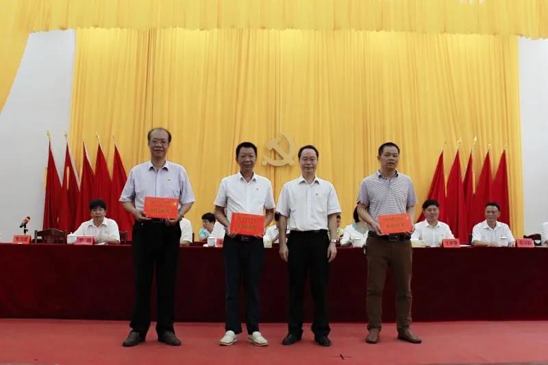 【学党史 办实事】美高梅集团
开展奖教奖学助学活动 助力乡村振兴发展 【学党史 办实事】美高梅集团
开展奖教奖学助学活动 助力乡村振兴发展