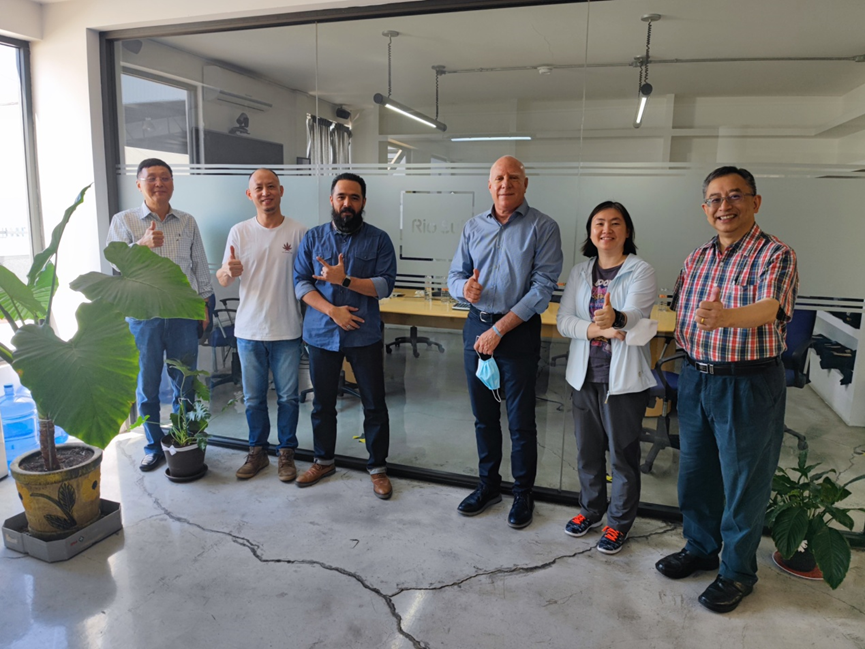 一路初心绽芳华 一片丹心向阳开 一路初心绽芳华 一片丹心向阳开