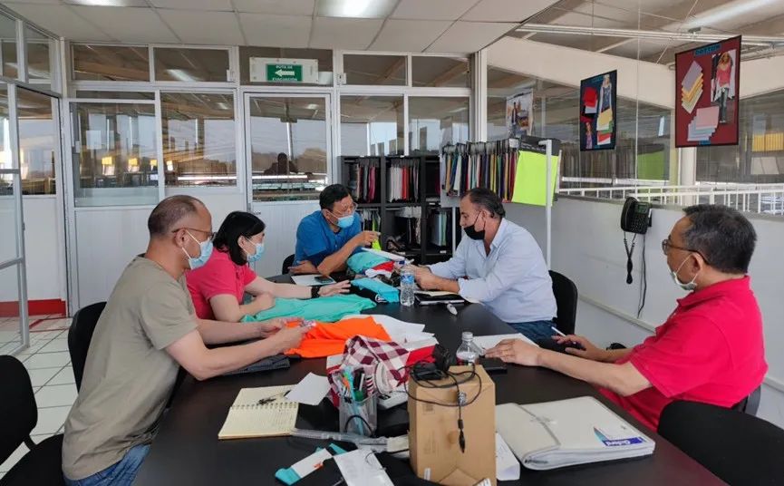 一路初心绽芳华 一片丹心向阳开 一路初心绽芳华 一片丹心向阳开