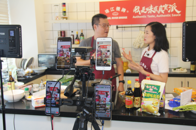 【聚焦广交会】珠江桥牌的“云摆摊” 【聚焦广交会】珠江桥牌的“云摆摊”