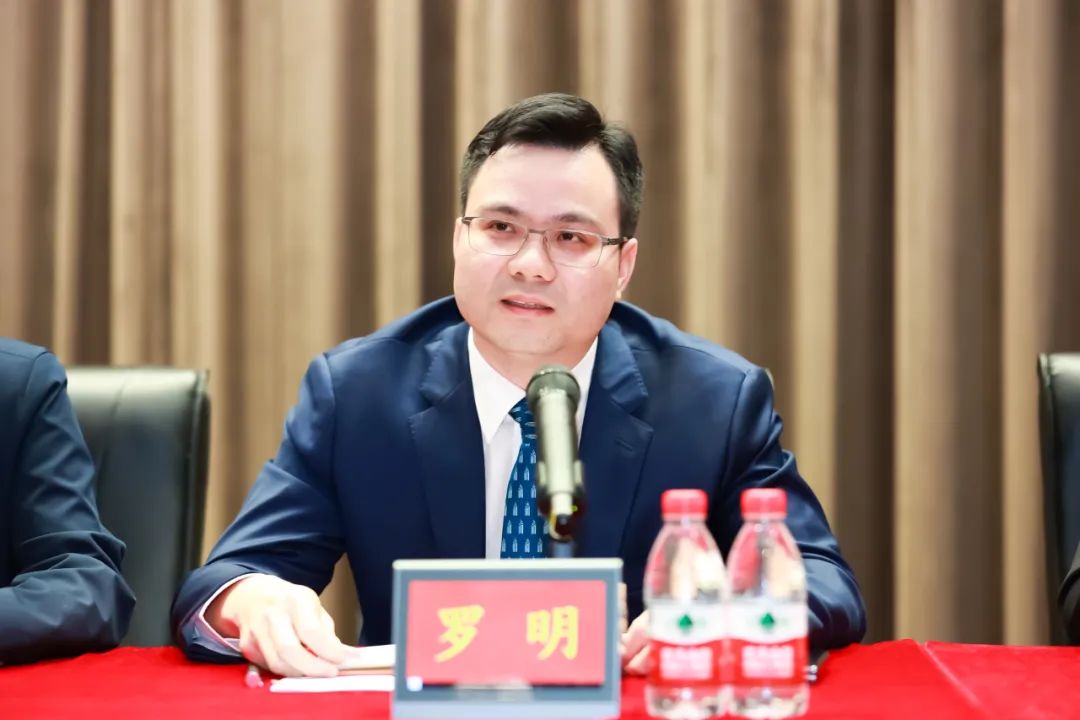 继往开来再出发!美高梅集团
所属省广集团新一届管理团队正式亮相 继往开来再出发!美高梅集团
所属省广集团新一届管理团队正式亮相