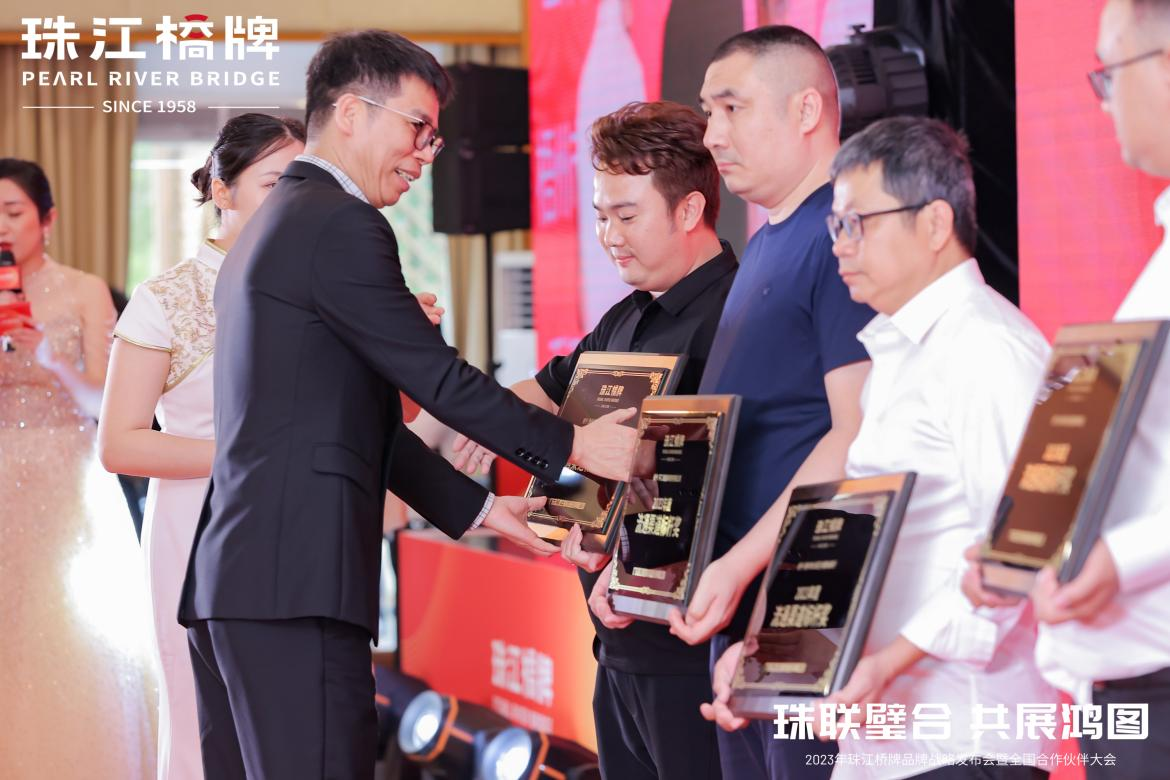 美高梅集团
旗下珠江桥公司召开珠江桥牌品牌战略发布会暨全国合作伙伴大会 美高梅集团
旗下珠江桥公司召开珠江桥牌品牌战略发布会暨全国合作伙伴大会