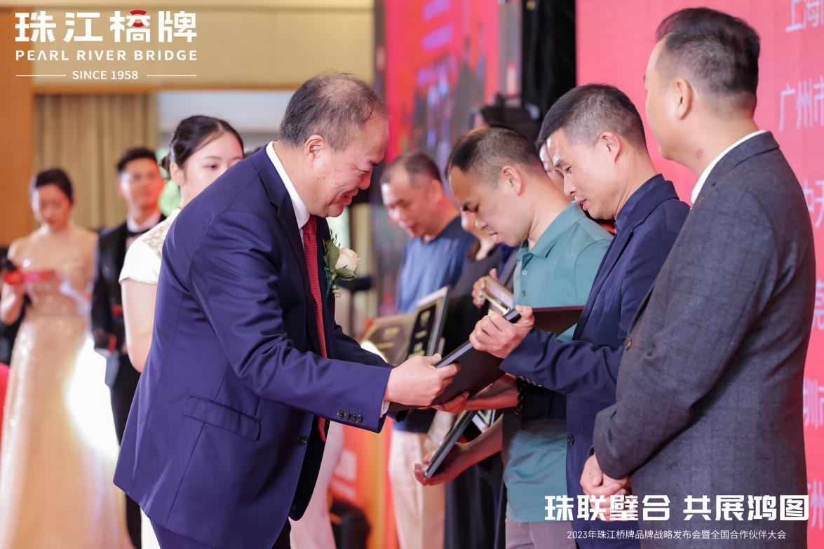 美高梅集团
旗下珠江桥公司召开珠江桥牌品牌战略发布会暨全国合作伙伴大会 美高梅集团
旗下珠江桥公司召开珠江桥牌品牌战略发布会暨全国合作伙伴大会