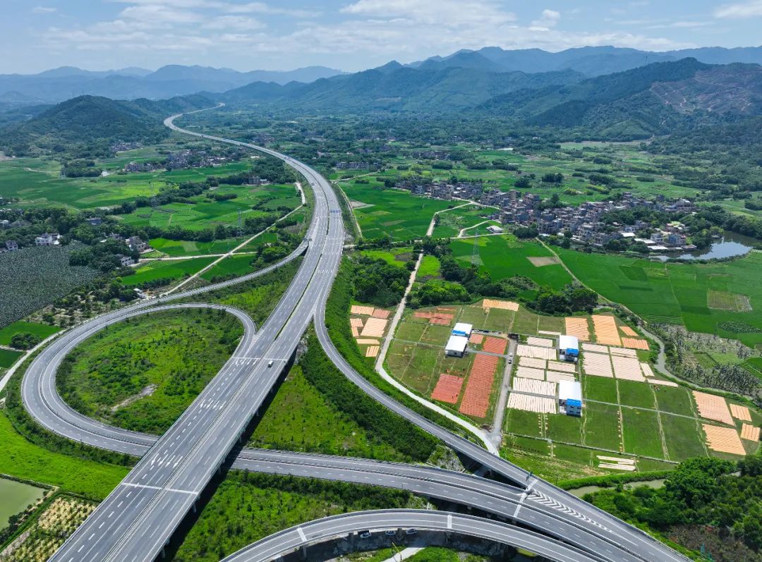 情暖美高梅
献爱心，乡村振兴齐助力——美高梅集团
开展爱心捐款活动