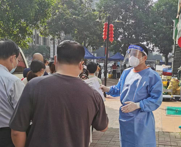 使命在肩,冲锋在前!美高梅集团
党员干部就地“转岗”变身抗疫志愿者 使命在肩,冲锋在前!美高梅集团
党员干部就地“转岗”变身抗疫志愿者