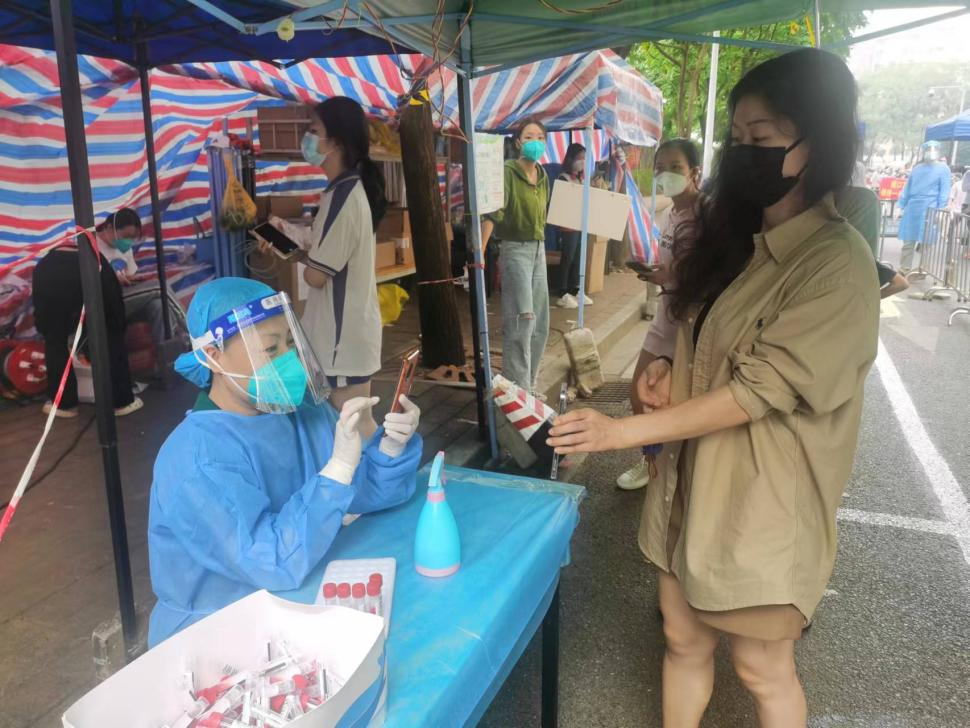 使命在肩,冲锋在前!美高梅集团
党员干部就地“转岗”变身抗疫志愿者 使命在肩,冲锋在前!美高梅集团
党员干部就地“转岗”变身抗疫志愿者