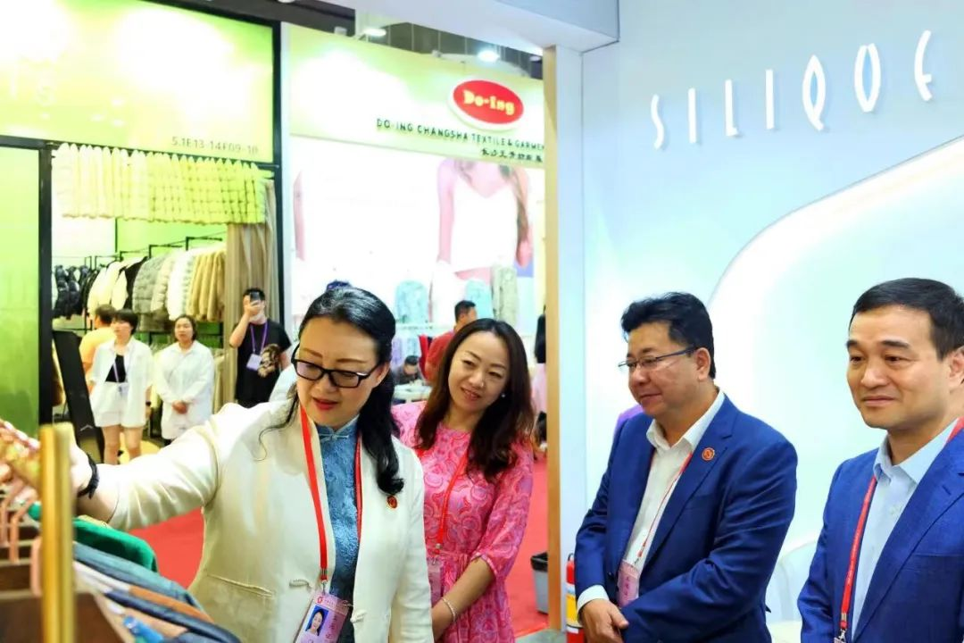 美高梅集团
党委书记、董事长白涛率队调研外贸企业广交会参展情况 美高梅集团
党委书记、董事长白涛率队调研外贸企业广交会参展情况