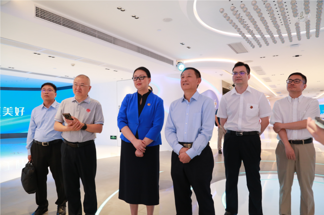 国务院国资委原党委委员、秘书长彭华岗一行调研美高梅集团
国务院国资委原党委委员、秘书长彭华岗一行调研美高梅集团