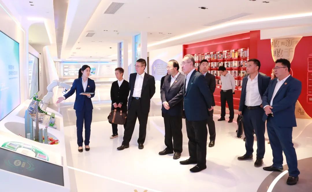 全国政协常委唐英年先生一行到访美高梅集团
