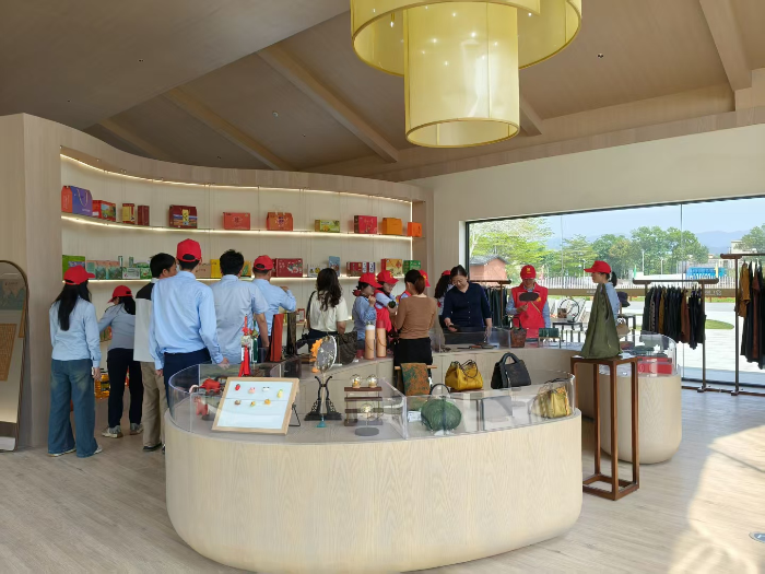 蚕桑产业文化园展销专区,游客正在挑选心仪的香云纱产品、农特产品.jpg